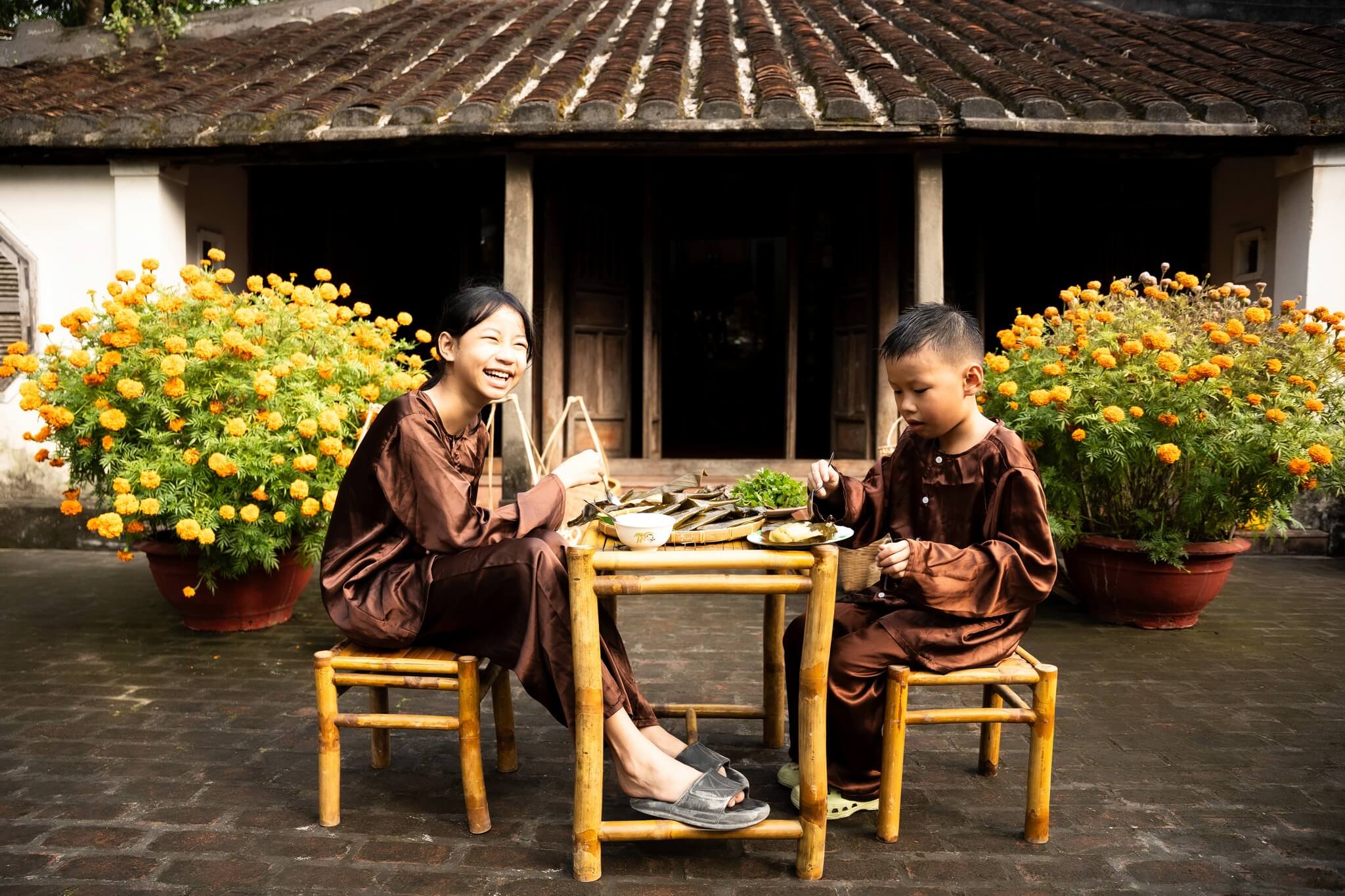 Trẻ em tham gia hoạt động trải nghiệm tại làng du lịch Phong Nam với thông điệp Cho con xin một vé đi tuổi thơ